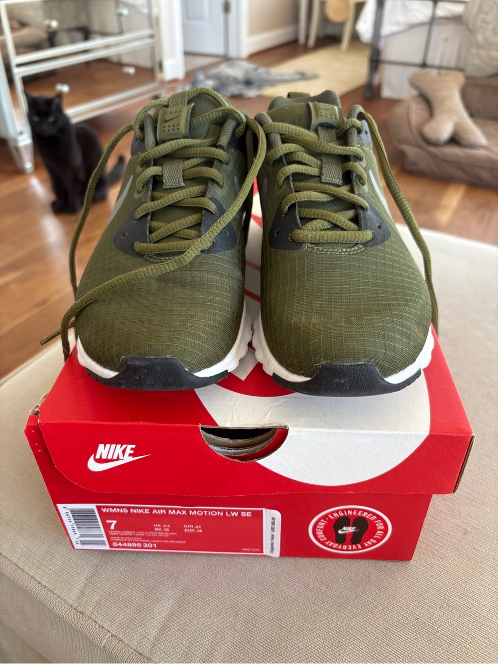 Nike  Air Max Motion Women’s Olive Green and Black Sneakers size 7